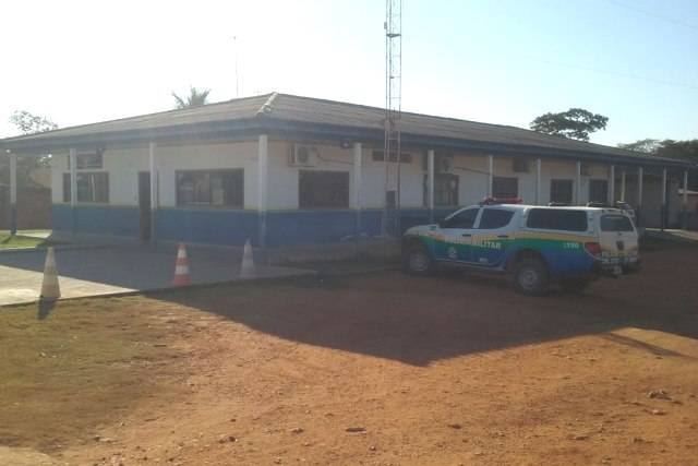Professora passa mal ao ganhar cobra morta de “presente” em Cerejeiras; PM foi acionada e conduziu aluna