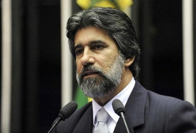 ESTADÃO: RAUPP APROVEITA BRECHA E AUMENTA EM 50% O NÚMERO DE ASSESSORES