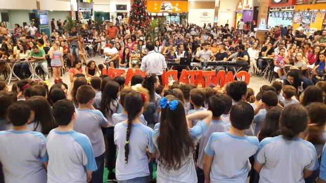 Cantata de Natal de crianças da Escola Adventista emociona público e arrecada alimentos para carentes em Vilhena