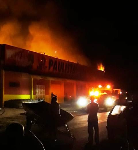 VÍDEO: em cidade sem Bombeiros no Cone Sul, equipe de Cerejeiras controla incêndio que destruiu supermercado