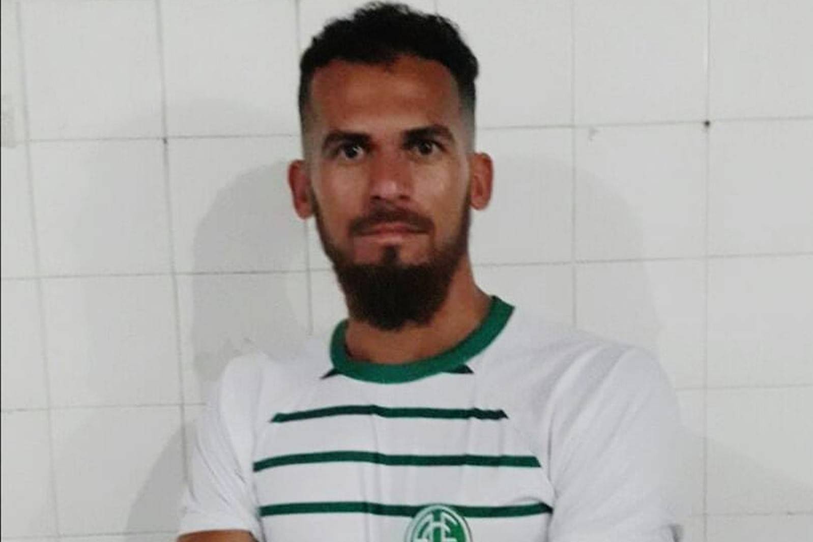Ex-zagueiro do Barcelona é apresentado no América de Pernambuco