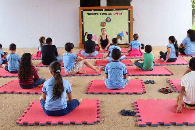Oferecidas em escola municipal de Vilhena, aulas de yoga acalmam e melhoram autoestima de estudantes
