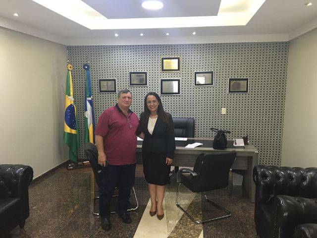 Deputada Rosangela Donadon recebe prefeito de Pimenteiras do Oeste para assinatura de convênio