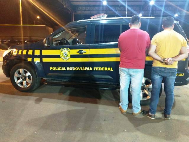 Agentes da PRF de Vilhena prendem três pessoas após elas abandonarem armas de fogo às margens de rodovia