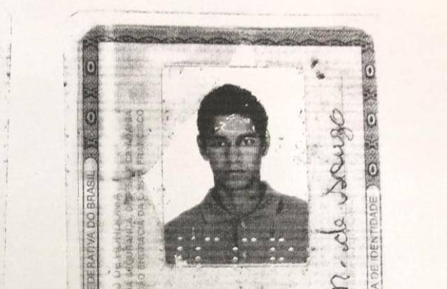 Homem que assumiu ter matado ex-namorada adolescente e atual marido dela se apresenta na polícia em Vilhena