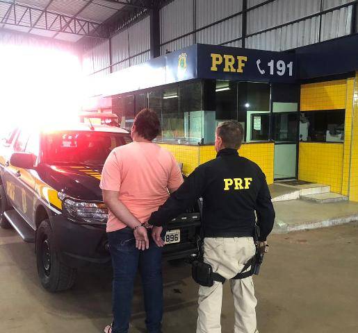 Morador de Ji-Paraná é preso por agentes da PRF em Vilhena transportando cigarros contrabandeados e escopeta
