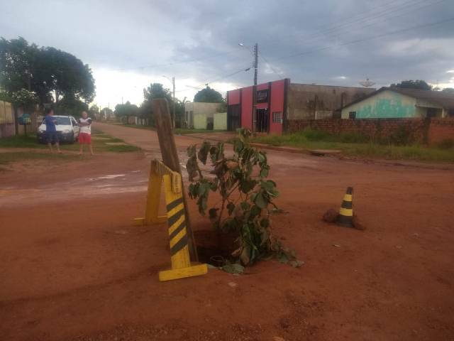 Buraco se abre em cruzamento no bairro Cristo Rei e Prefeitura Municipal improvisa na sinalização