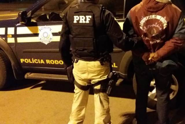 PRF prende dois por porte ilegal de arma; abordagem ocorreu na estrada velha para Colorado