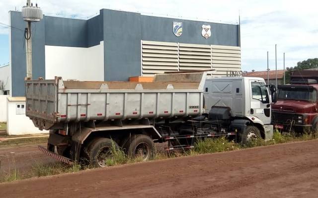 Caminhão da Prefeitura de Vilhena é flagrado descarregando areia em residência particular e motorista é detido