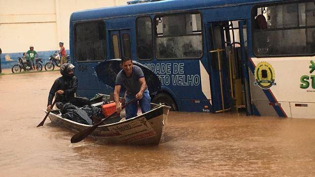 Alagamento deixa moradores de Porto Velho ilhados; alguns foram socorridos em canoas