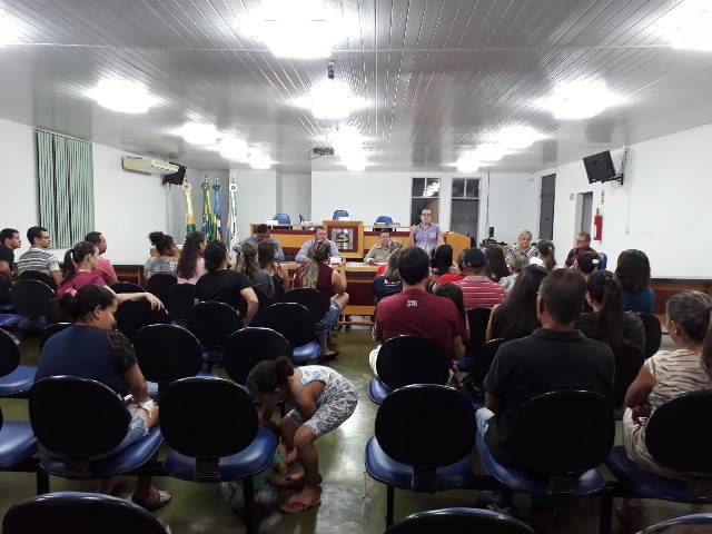 Após reunião, prefeita e vereadores vão à capital tentar solucionar transferência administrativa de escola em Cerejeiras