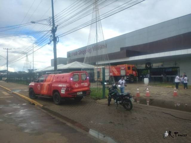 Princípio de incêndio na praça de alimentação do Park Shopping Vilhena assusta clientes e lojistas