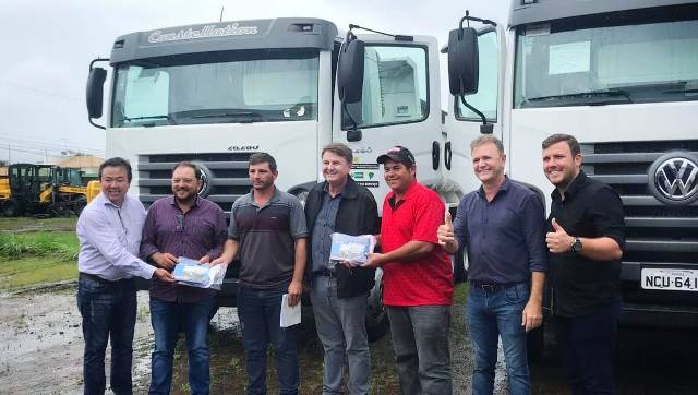 Prefeito de Vilhena garante recurso para Agricultura Familiar e recebe dois caminhões caçamba