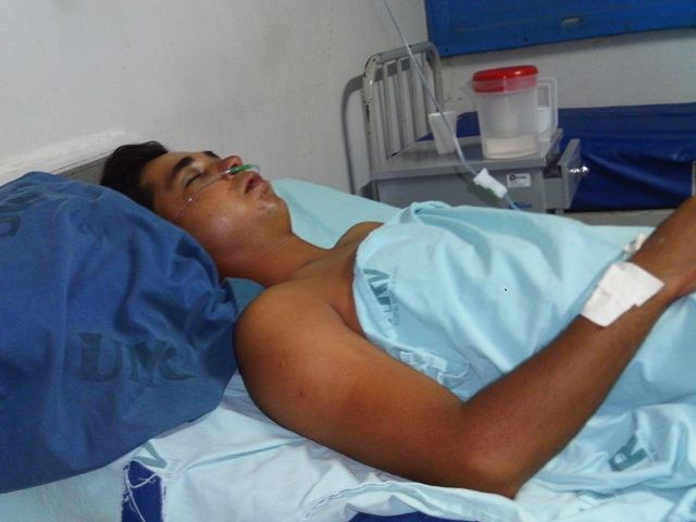 CARRO CAI SOBRE MECÂNICO, MAS JOVEM DE 20 ANOS SOBREVIVE