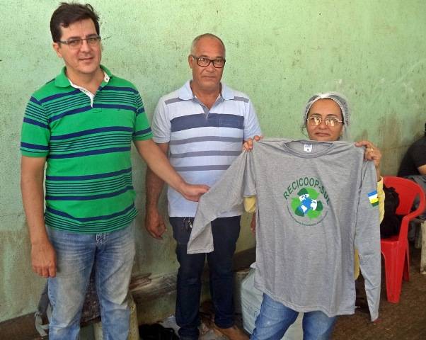 SAAE e Semas entregam uniformes e cestas básicas para recicladores de Vilhena
