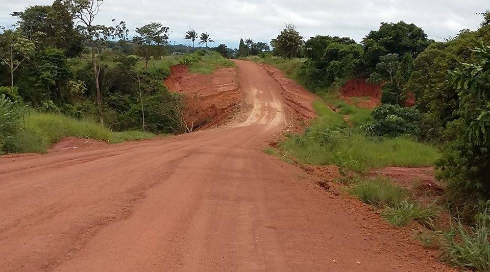 Trecho de estrada em Cerejeiras ameaça motoristas; ex-candidato a vereador pede solução ao governo