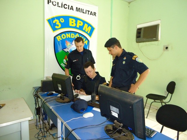 POLICIAIS LIBERTAM MULHER QUE ERA MANTIDA TRANCADA EM CASA PELO NAMORADO