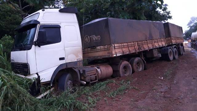 Soja derramada na BR 364 faz um caminhoneiro vilhenense sair da pista; falta de sinalização quase provoca tragédia