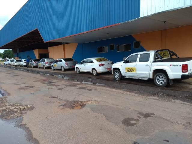 Taxistas de Vilhena aderem a aplicativo e baixam preço da corrida; plataforma inclui mototaxis e carros particulares