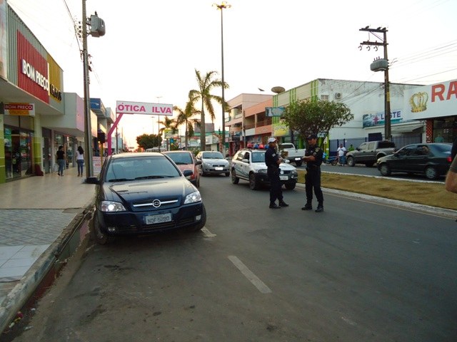 ACIDENTE DE TRÂNSITO NO CENTRO DEIXA MOTOCICLISTA FERIDA
