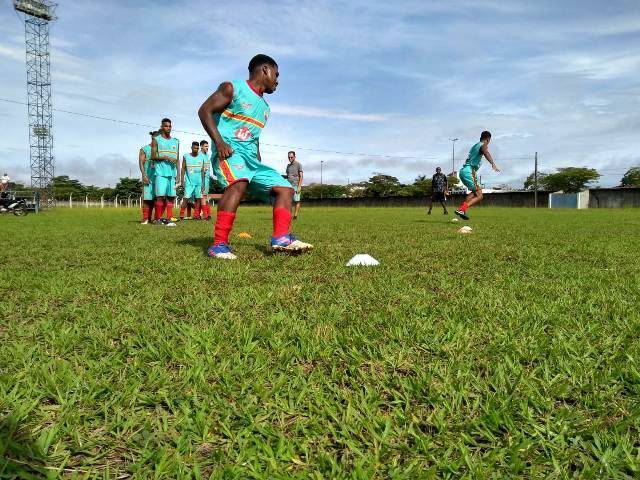 Após cancelamento do treino por causa da chuva, Barcelona realiza trabalho hoje sob comando do auxiliar-técnico
