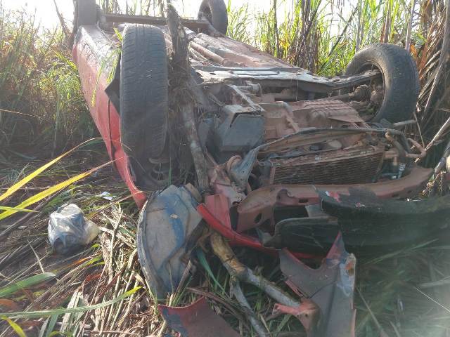 Carro com placas de Vilhena e sujo de sangue é encontrado destruído em rodovia de Rondônia, mas ocupantes sumiram