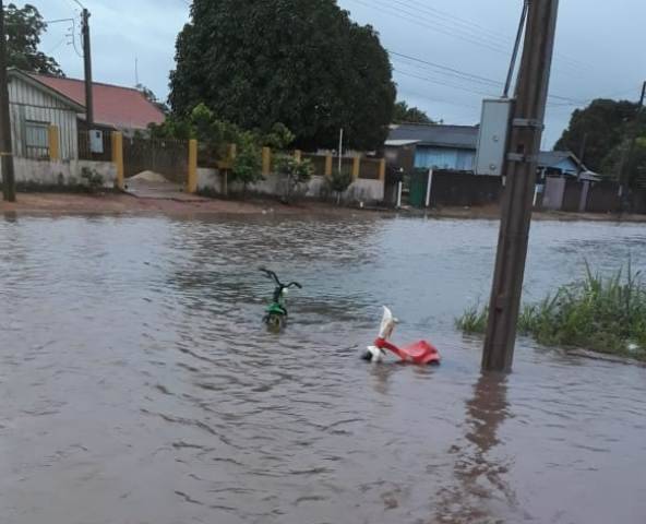VEJA VÍDEO: menor cidade do Cone Sul amanhece “embaixo d’água” e moradores abandonam casas