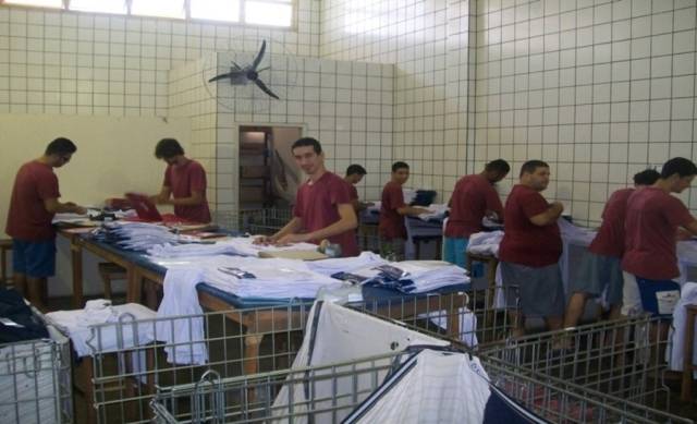 Rondoniense que comanda Educação em Goiás defende que presos produzam uniforme para alunos da rede estadual