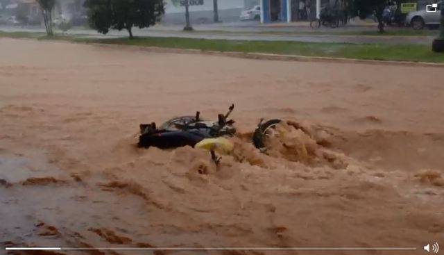VÍDEO: temporal alaga ruas, arrasta veículos e faz “cascata” jorrar em prédio da Cietran em Vilhena