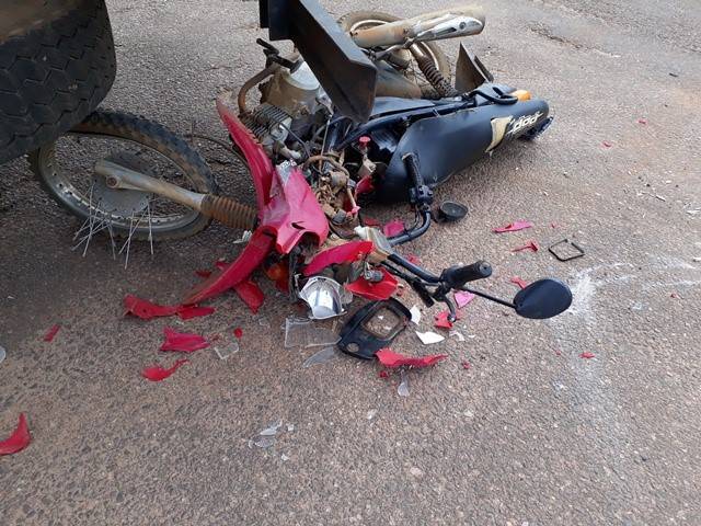 Vilhena: mulher sofre fratura exposta e fica em estado grave após bater de moto em traseira de caminhão