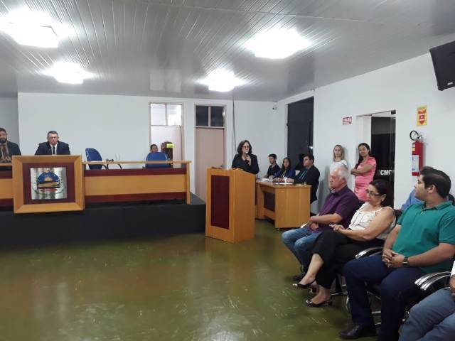Em sessão marcada por emoção e sem presença do titular, nova prefeita toma posse em Cerejeiras