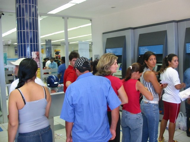 SE A MODA PEGA... NA CAPITAL, BANCOS JÁ SÃO MULTADOS POR FILAS