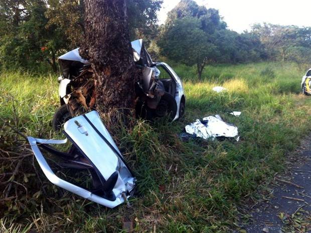 URGENTE: carro com placas de Vilhena sai da pista da BR 364 e motorista morre preso às ferragens