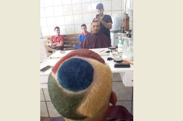 Após desafio, ex-candidato a deputado em Cerejeiras pinta cabelo para pagar “promessa” feita no Facebook