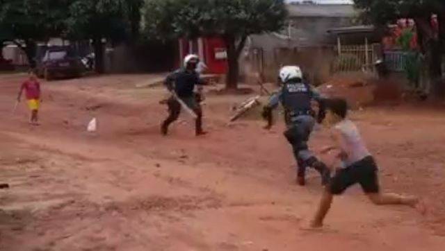 ASSISTA: policiais militares entram em brincadeira de crianças em cidade da região e vídeo viraliza nas redes sociais