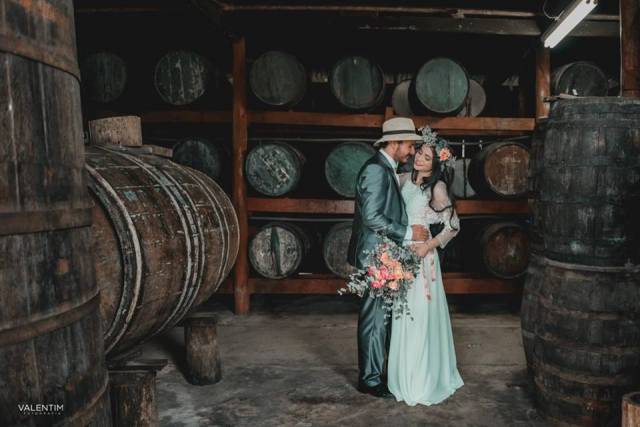 Cana e romantismo: alambique de cachaça se torna sugestão criativa para ensaios fotográficos em Vilhena