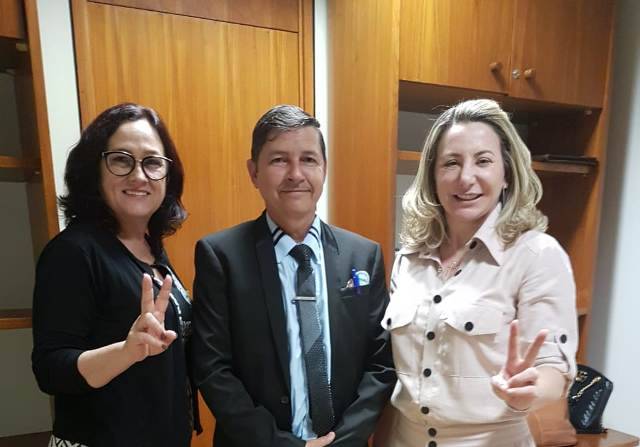 Uma semana após renúncia do titular, prefeita de Cerejeiras viaja a Brasília e mostra novo estilo de governar