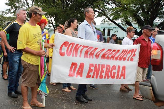 Sob chuva, vilhenenses protestam contra aumento de energia e empresário prevê 5 mil demissões em Rondônia