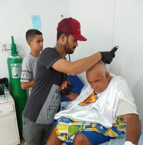 Barbeiros voluntários de Vilhena atendem gratuitamente pacientes do Hospital Regional; ação isolada virou projeto fixo