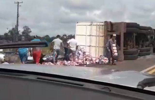 VEJA VÍDEO: carreta carregada de cerveja tomba entre Vilhena e Pimenta Bueno e populares saqueiam carga