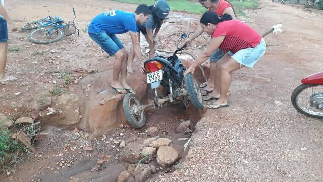 VEJA FOTOS: em Cerejeiras, cratera no meio da rua “engole” moto adaptada em deixa cadeirante ferido