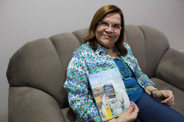 Organizadora de clubes de leitura, escritora carioca ministra palestra e lança livro hoje em Vilhena
