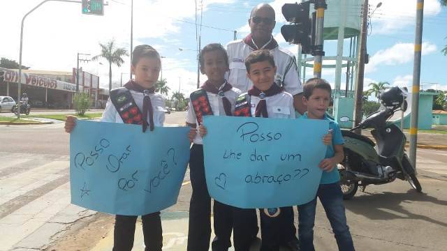 “Posso lhe dar um abraço?”: campanha envolvendo crianças adventistas emociona Vilhena neste sábado