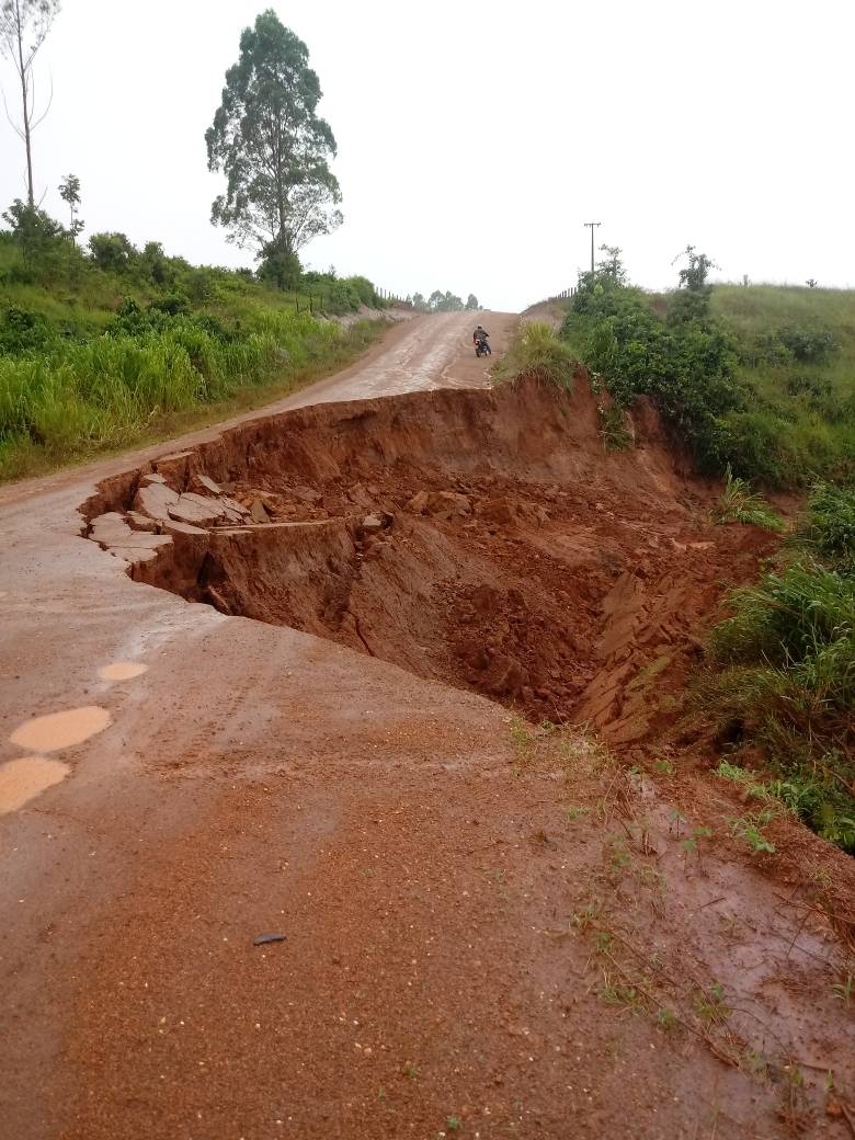 Cratera gigante interdita estrada vicinal em Corumbiara; DER anuncia reparos no trecho