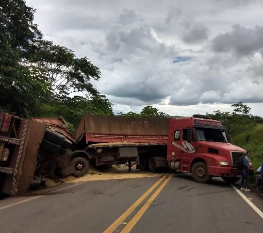 Carreta vira na pista e deixa rodovia entre Cerejeiras e Colorado interditada; motorista não se feriu