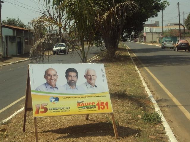 TIRA E PÕE: PLACAS DE PROPAGANDA SÃO RECOLHIDAS TODAS AS NOITES EM VILHENA