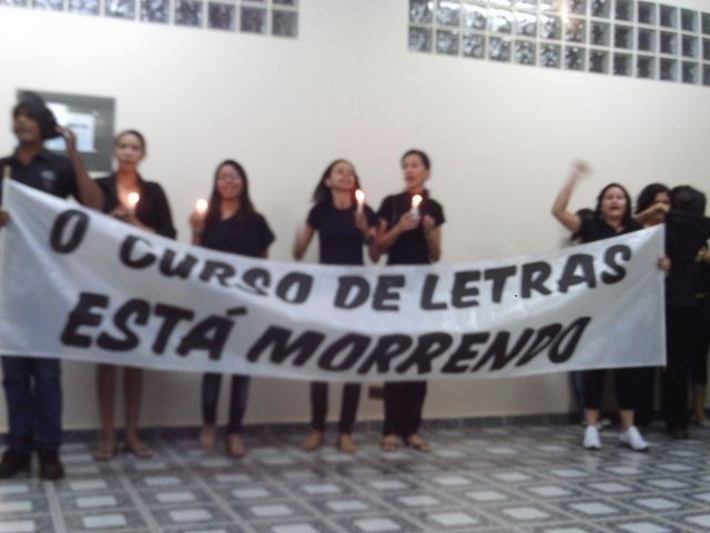 PROTESTO FÚNEBRE: ESTUDANTES ALERTAM PARA “MORTE” DO CURSO DA LETRAS NA UNIR