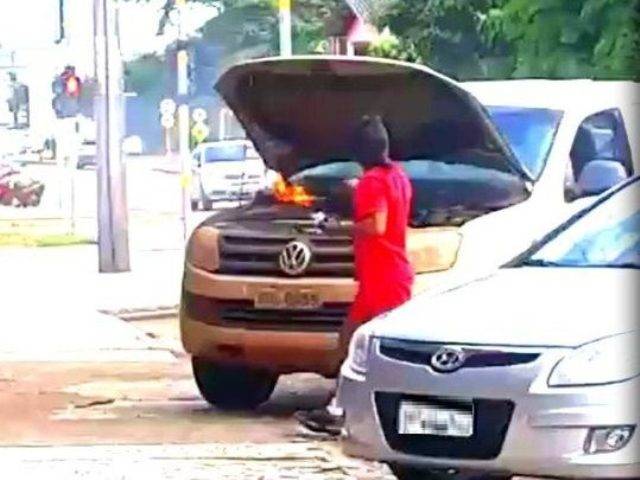 ASSISTA VÍDEO: caminhonete com grupo de indígenas a bordo pega fogo no centro de Vilhena