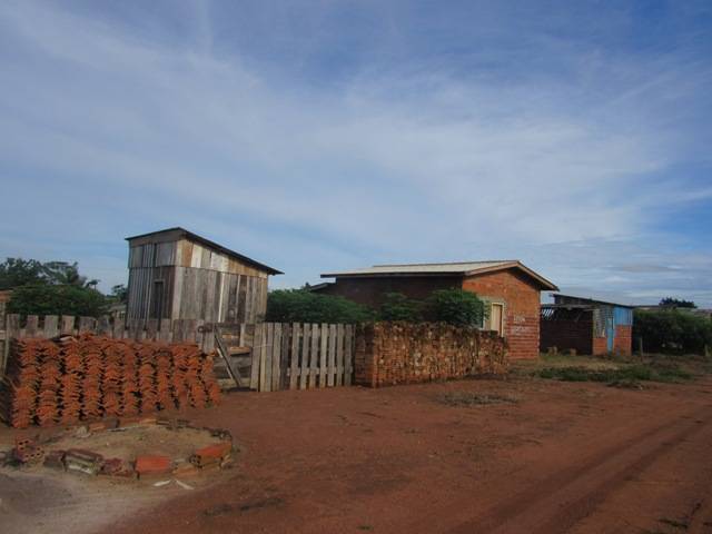 Seis anos após embargo, famílias continuam ocupando casas populares inacabadas em Cerejeiras