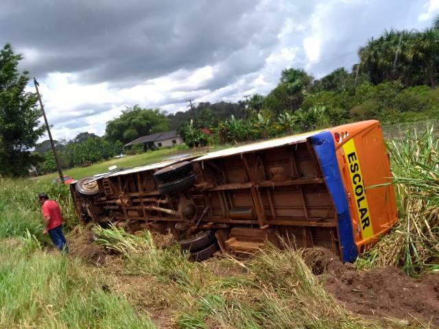 Vilhena: ônibus superlotado, transportando alunos da rede municipal,  tomba na BR 364; pais se desesperam